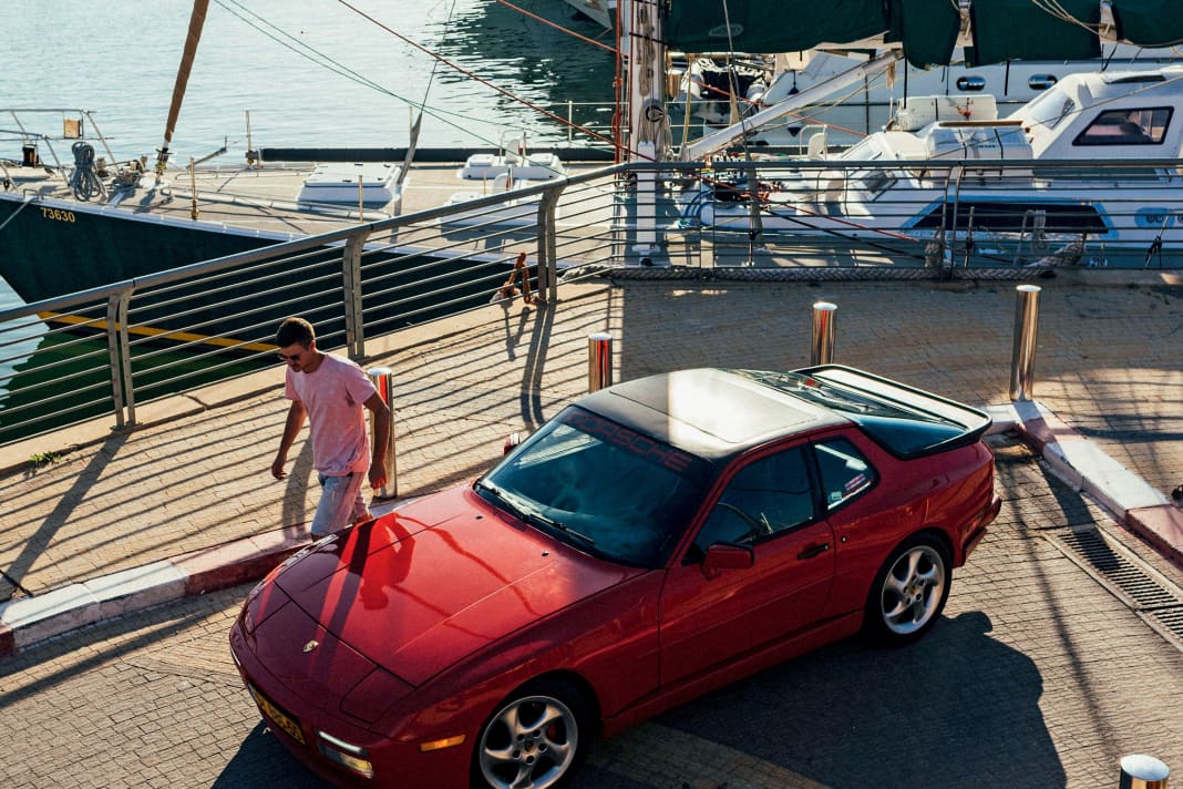 Wogen und Wagen Der Yachthafen von Herzeliya ist einer von Yaroslavs Lieblingsspots, um sein Auto für Instagram zu inszenieren. | Fotograf: Jonas Opperskalski