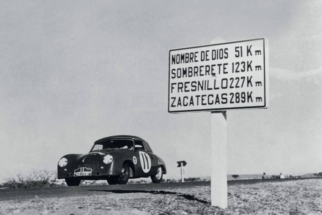 Name Gottes: So heißt Nombre de Dios auf Deutsch, die Kleinstadt liegt bei Durango in der Sierra Madre. Es ist Freitag, der 21. November 1952, am selben Tag klemmen die Ventile des 356 Cabriolets, weil der Kraftstoff verharzt ist. | FOTOGRAFIE UNTERNEHMENSARCHIV DER PORSCHE AG
