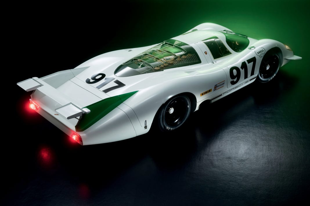 917 Langheck Eine schon optisch absolut ästhetische Erscheinung – und sportlich eine Revolution. Der V12-Mittelmotor leistet 560 PS und katapultiert den 830 Kilogramm leichten Wagen auf bis zu 320 Stundenkilometern.