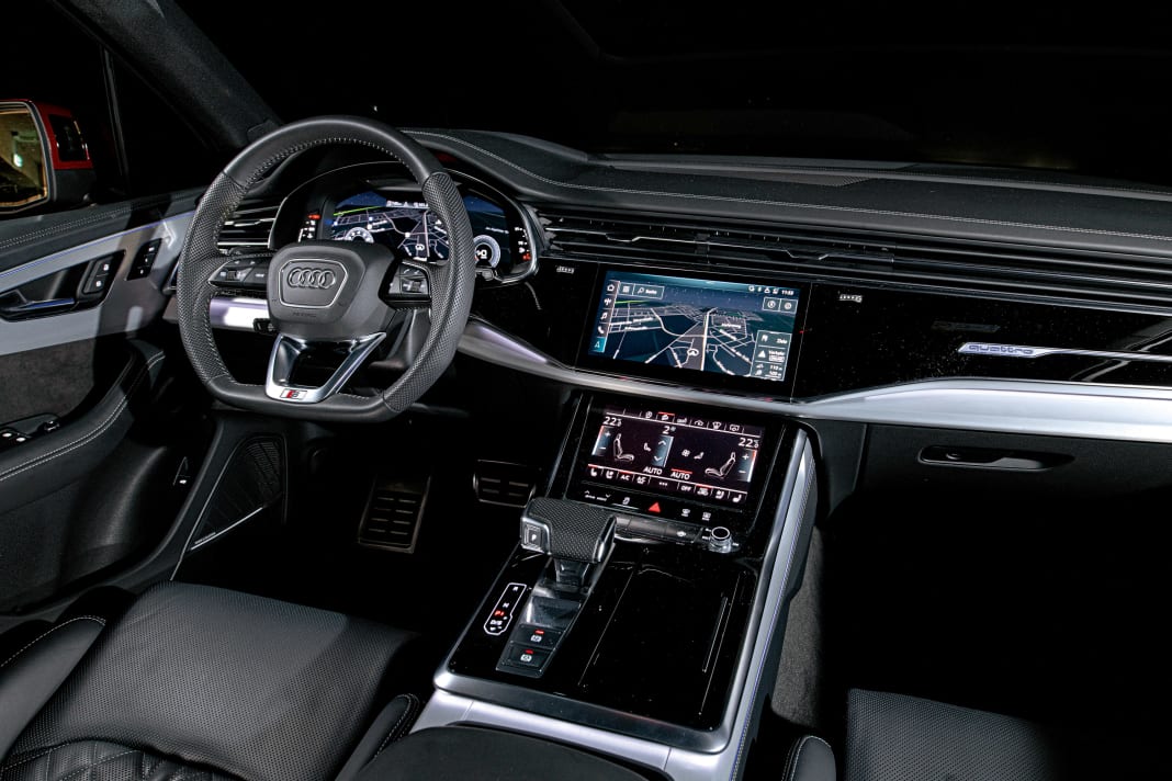 Die Bedienung ist im Wesentlichen auf zwei Touchscreens verteilt – der untere gibt ein haptisches Feedback