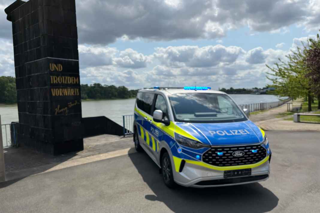 Hier noch auf dem Gelände der Ford-Werke in Köln, bald im Polizeieinsatz: der Ford Tourneo Custom als umgebauter Streifenwagen.