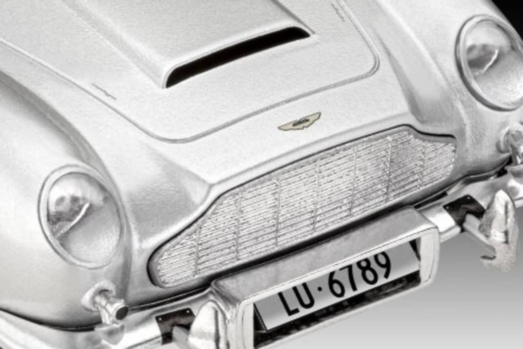 Ein Nummernschild ist nicht genug: Das gilt auch für das Bond-Modell von Revell