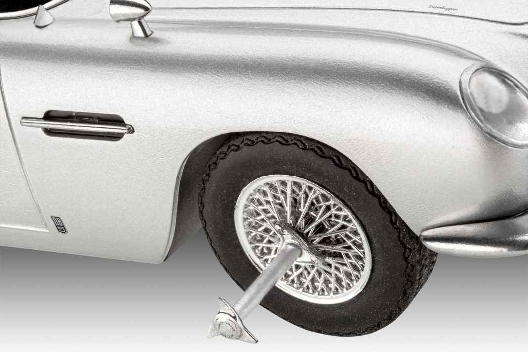 Bei dem Agentenauto in der Baugröße 1:24 hat Revell jede Menge Gimmicks eingebaut. So zum Beispiel die Reifenschlitzer aus "Goldfinger". ] Foto: Werk
