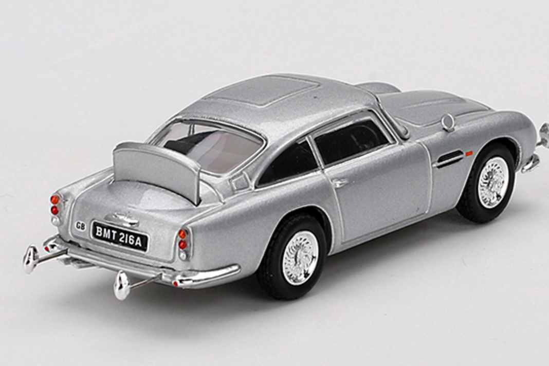 Der silberne Aston Martin aus "Goldfinger," der später auch in "Thunderball" wieder auftauchte, ist zum Start der 007-Serie von Mini GT in 1:64 natürlich gesetzt ] Foto: Werk