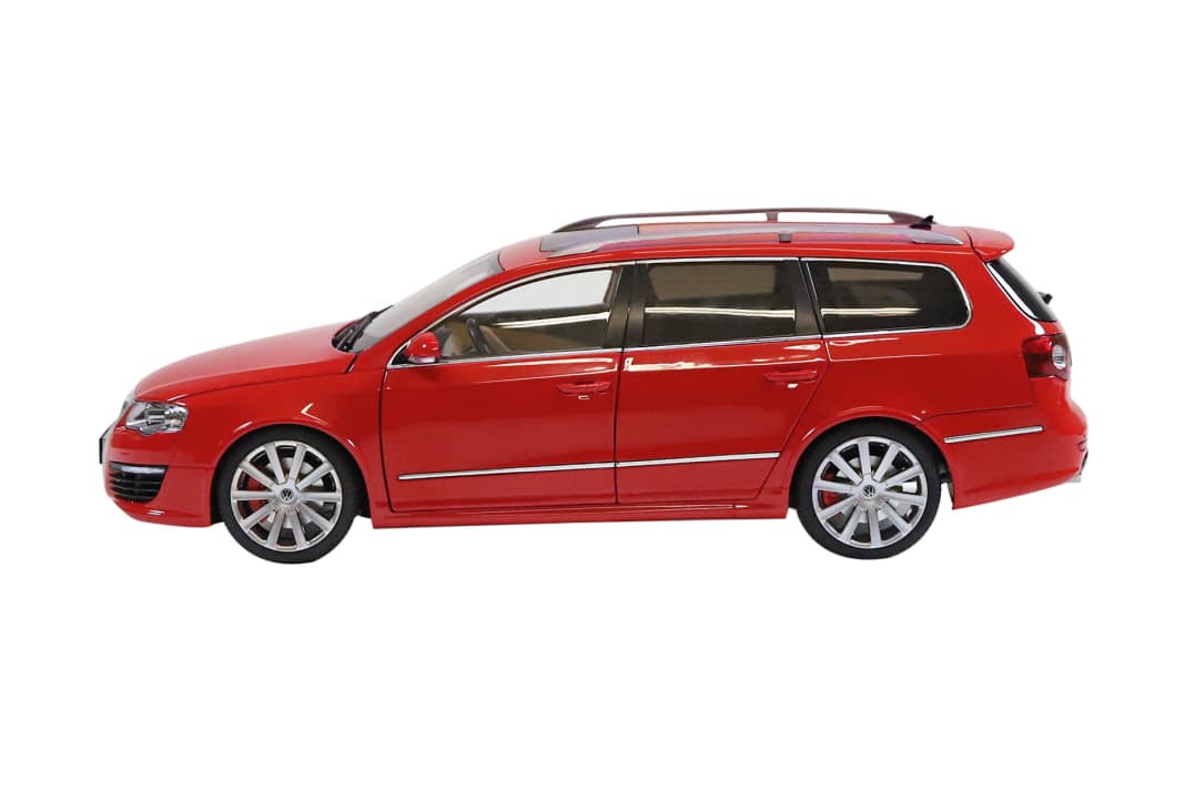 Wenn der brave Biedermann Passat zum Brandstifter wird, dann als B6 und R36, wie hier von NZG in 1:18 zu sehen
