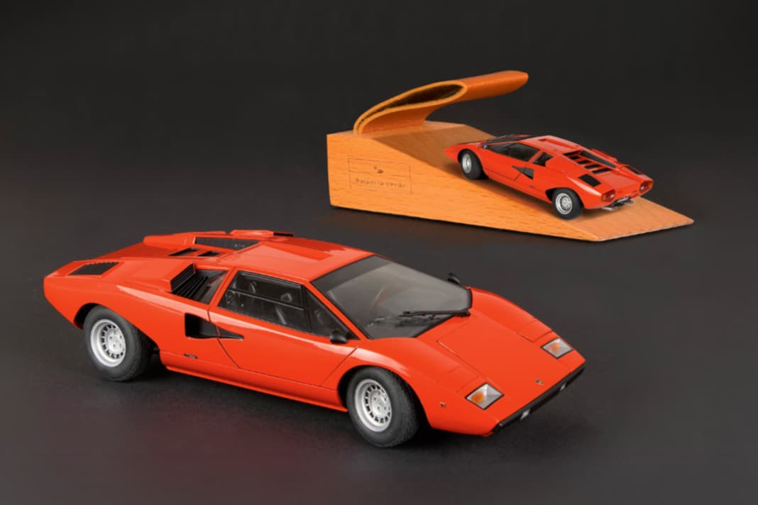 In Rosso Dino zeichnet das Handmuster von Autoart in 1:18 einen ganz frühen Lamborghini Countach LP 400 nach