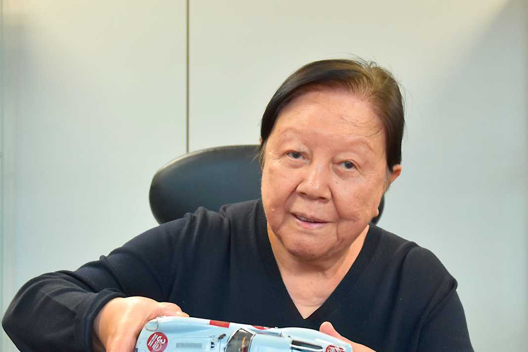 Shuxiao Jia mit dem Sondermodell des Ferrari GTO, das zum Firmenjubiläum von CMC ab April verkauft wird