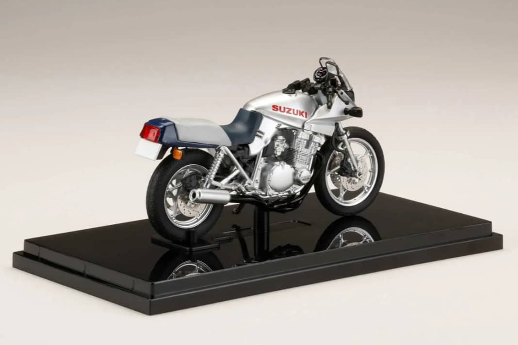 Das Fertigmodell mit einem hohen Anteil an Die-Cast-Teilen thront auf einem schwarzen Sockel und ist in Silber lackiert ] Foto: Hobby Japan