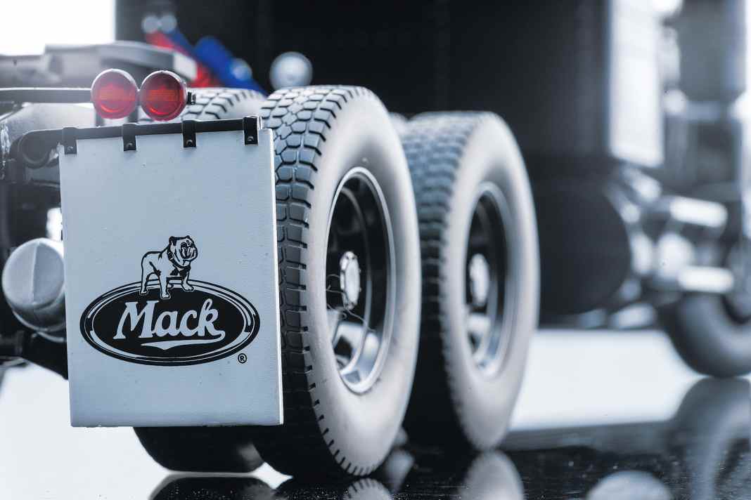 Der RL 700L von Road Kings ist so kernig wie der schwarze Mack Rubber Duck aus dem berühmten Kino- Spektakel „Convoy“