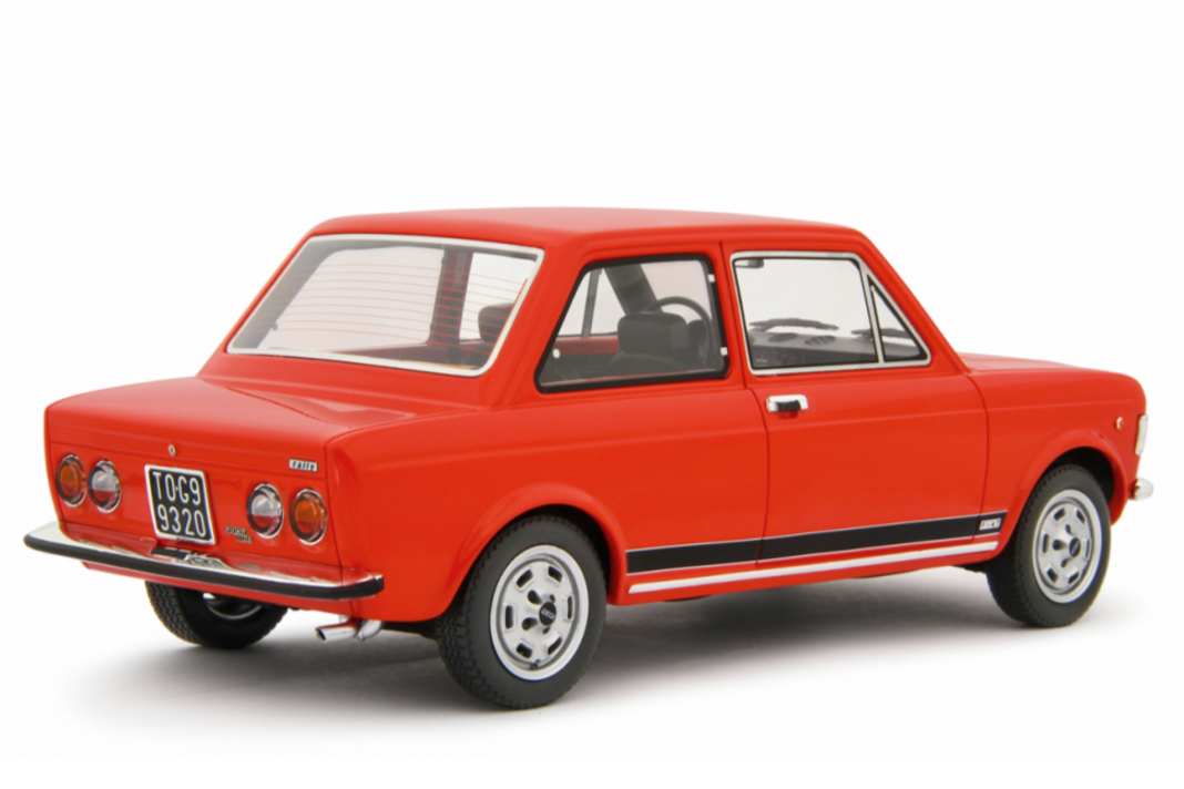 Die Rückansicht der Variante in Rosso Arancio zeigt die runden Rückleuchten der Serie 2 und die Leichtmetallfelgen ] Foto: Laudoracing