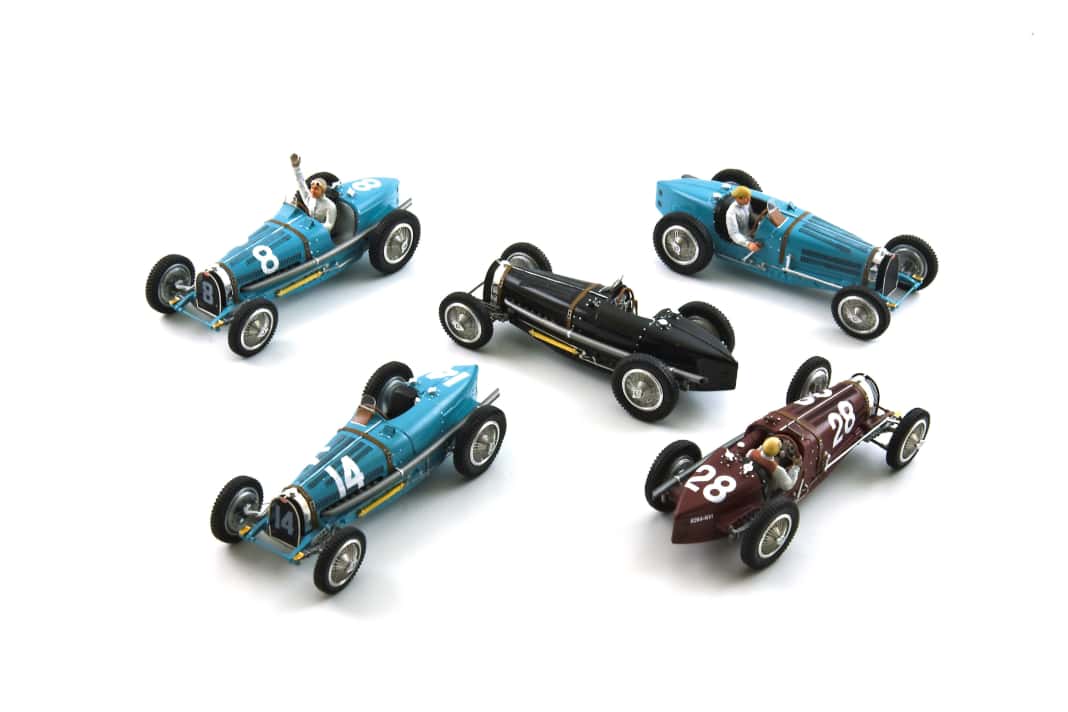 Die Pantheon-Modelle kommen ohne Fahrer, die von Le Mans Miniatures haben Piloten an Bord. Das 1:43-Modell ist ein Bugatti Type 59