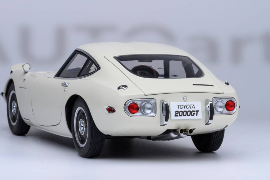 Der Toyota 2000 GT flirtet eindeutig mit dem Proportionen des legendären Jaguar E-Type. Auch in 1:18! ] Foto: Werk