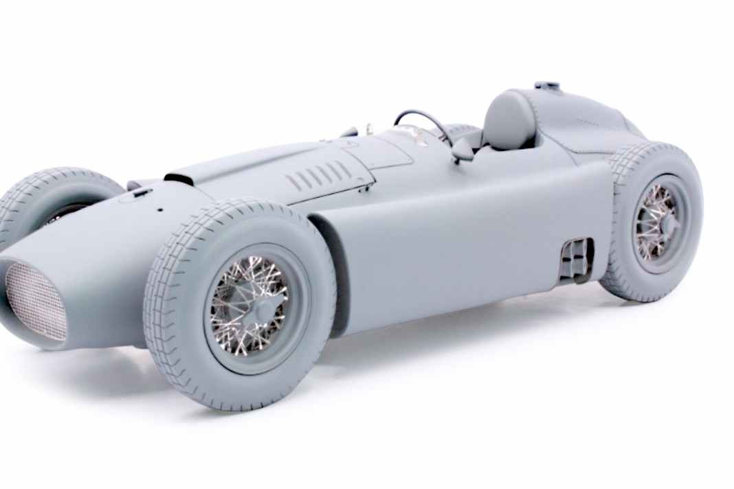 Das Vorbild für den 1:12er – der D50 – kam als Lancia zur Welt und wurde als Ferrari mit Juan Manuel Fangio F1-Weltmeister