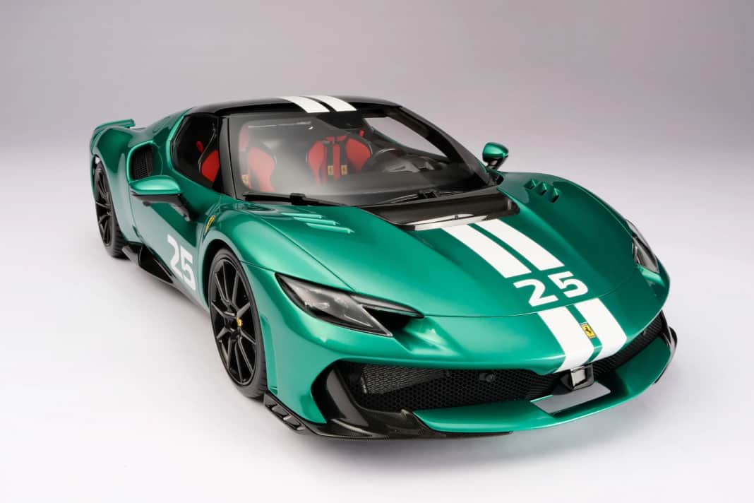 Alle Speciale des Ferrari 296 haben doppelte Längsstreifen. Die sind beim 1:8-Modell aus dem Hause Amalgam in Weiß gehalten. ] Foto: Amalgam