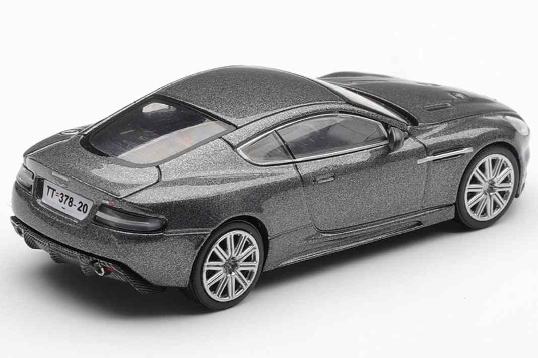 Der Aston Martin DBS von 007 aus Casino Royale ist bei Mini GT in Blister-Verpackungen mit dem Filmplakaten geparkt ] Foto: Mini GT