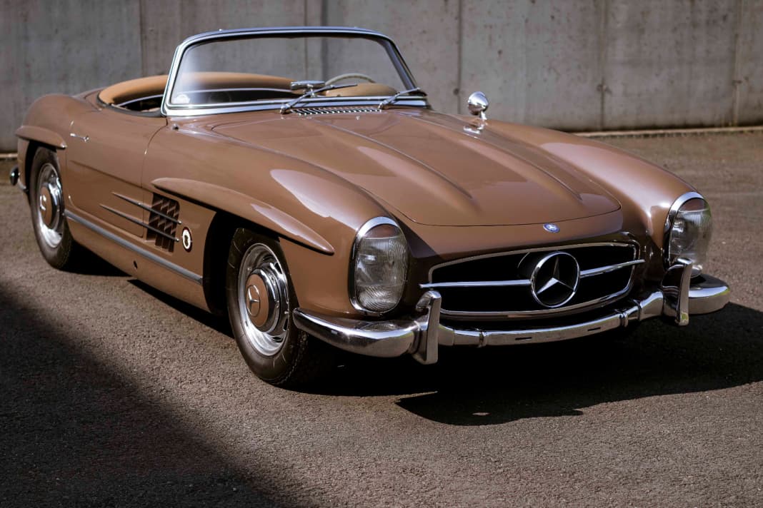 Das Original zeigt eine Kombination aus Brauntönen für Karosserie und Interieur