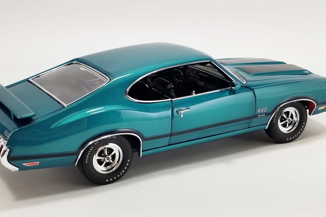 Das Oldsmobile-Modell in 1:18 ist ein Fastback-Coupé reinsten Wassers