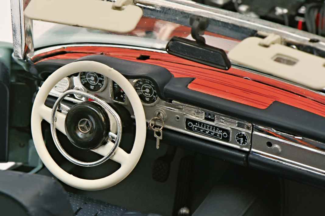 Die horizontblaue Mercedes-Benz Pagode in 1:18 hat einen fotogeätzten Zündschlüssel an Bord und einen Top-Motor