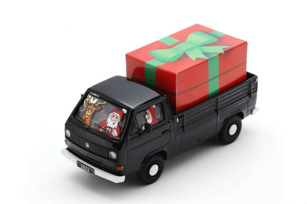 Mit dem Weihnachts-Bulli als Pritsche in 1:43 schnürt Schuco ein echtes Überraschungspaket. Denn der Lanz Bulldog versteckt sich im roten Paket. ] Foto: Werk