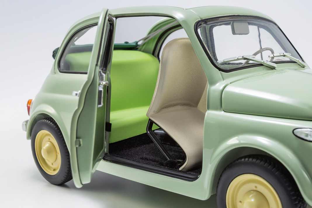 Türen, Front- und Motorhaube lassen sich öffnen. Sogar die Vordersitze klappen beim 500er der Japaner nach vorne.