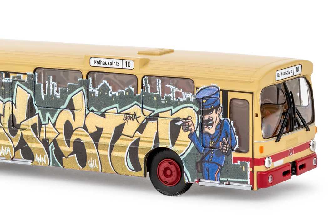 Der weitverbreitete Linienbus mit Stern lässt in 1:87 eine Fülle an originalgetreuen Dekorationen zu, was Vielfalt schafft