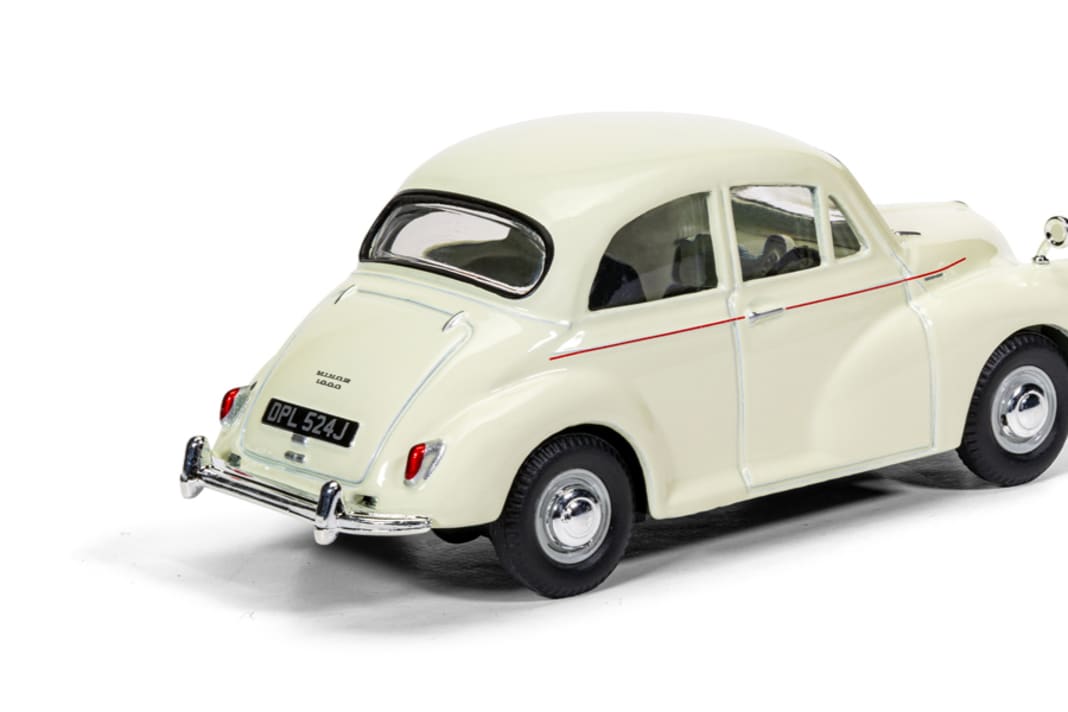 Die Jubiläumsausgabe des Morris Minor zeigt auch in 1:43 einen schönen Rücken