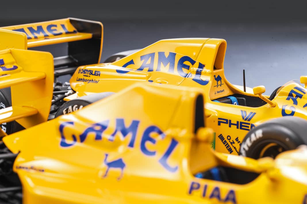 Alle Versionen der Lotus 101 und 102 glänzen mit ihren Besonderheiten. So zieht Tecnomodel Slicks wie Regenreifen auf.