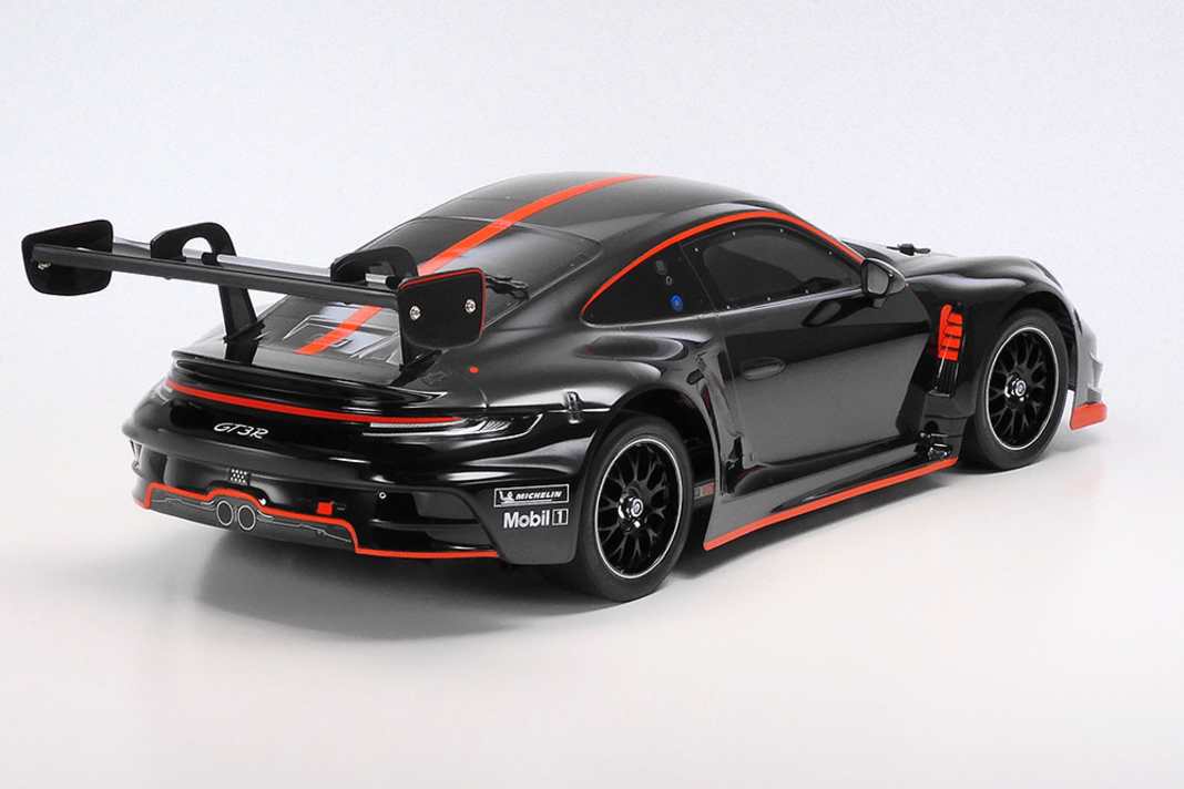 Hier zeigt das RC-Modell des 911 GT3 R von Tamiya in schwarzes Lackierung seine gekonnt gestalteten Proportionen in der Heckansicht ] Foto: Werk