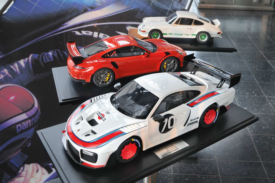 Der Porsche 935/2019 (vorne) kommt 2021, der Bürzel-Carrera RS und der Porsche 911 GT3 RS von 2016 sind als 1:8er ausgeliefert