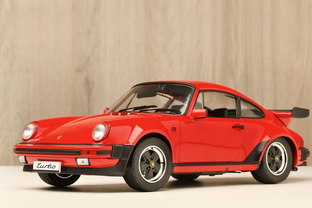 Bis zum Serienstart bekommt der Turbo noch die richtig dimensionierten Hinterräder