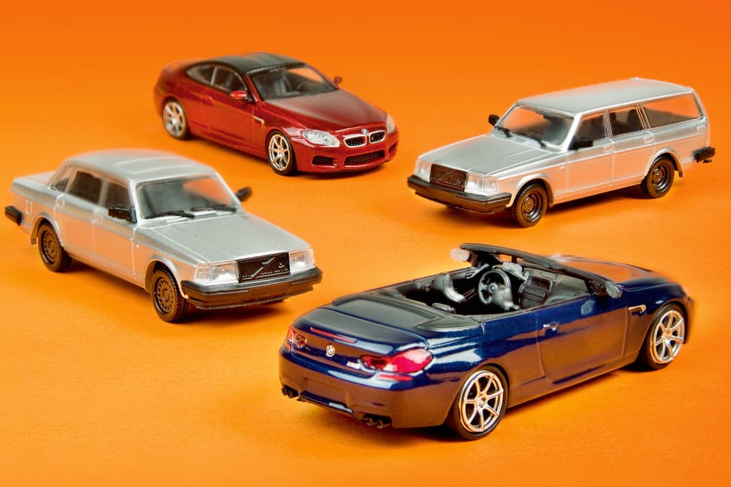 Beim BMW M6 sind die Fotomuster von Minichamps bereits durchdekoriert, die 240er von Volvo tragen noch den silbernen Prototypen-Look