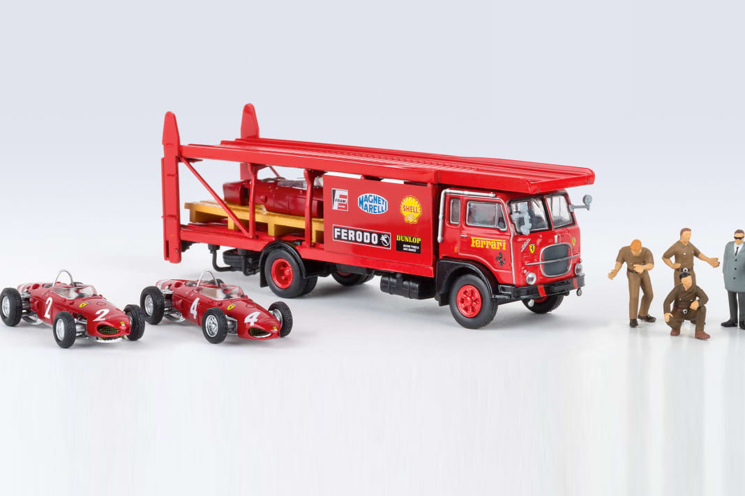 Der Fiat Autocarro 642 debütiert bei Brekina in 1:87 als Ferrari-Renntransporterset mit passendem Ladegut und Figuren