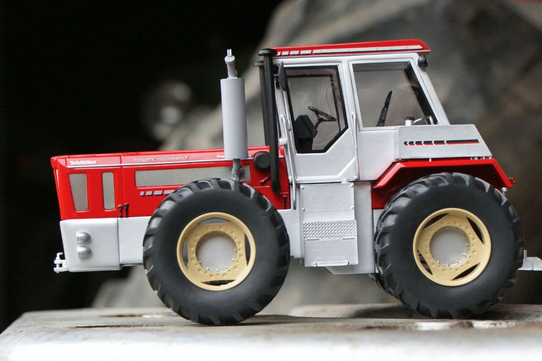 Der Schlüter 5000 ist auch in 1:32 ein echter Riese. Das Vorbild war bei seinem Debüt der stärkste Traktor, den es in Europa gab.