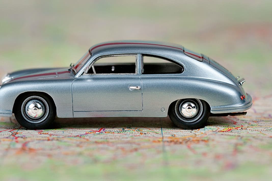 Die gestrecktere Karosserielinie des 1:43ers verrät es schon: Der 356 als Lindner-Porsche ist ein vollwertiger Viersitzer