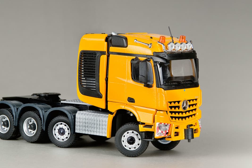 Detailliert, aber  muskulös und robust präsentiert sich der Mercedes SLT 2.3  in 1:50