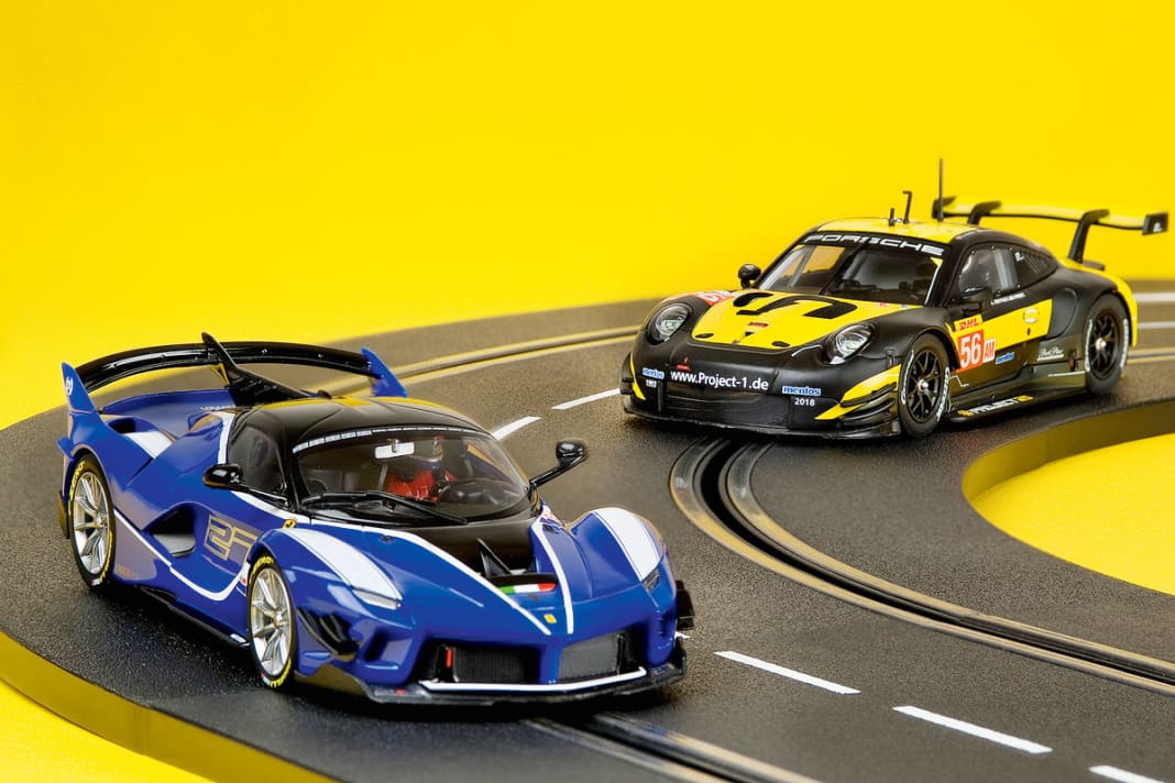 Slotracer von Porsche und Ferrari bei Carrera