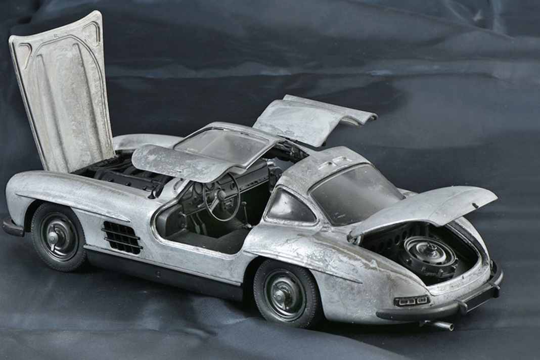 Der unlackierte Prototyp des 300 SL in 1:18 zeigt: Der Schuco-Flügeltürer bekommt bewegliche Türen und Hauben