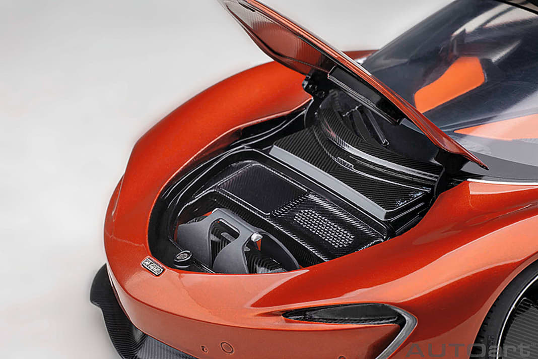 In Sachen auf die Spitze getriebene Aerodynamik geht auch das 1:18-Modell des McLaren Speedtail sehr gekonnt ins Detail