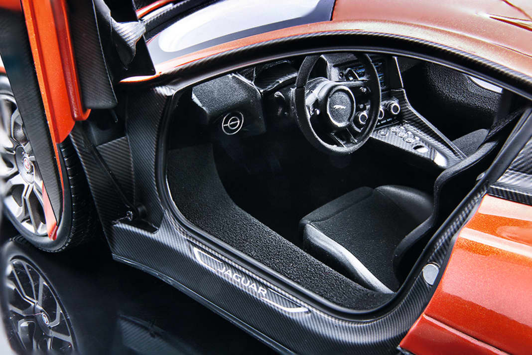 Das Jaguar-Interieur geizt nicht mit gut umgesetzten Finessen im Maßstab 1:18, der Heckflügel des C-X75 lässt sich wie beim Original aufstellen