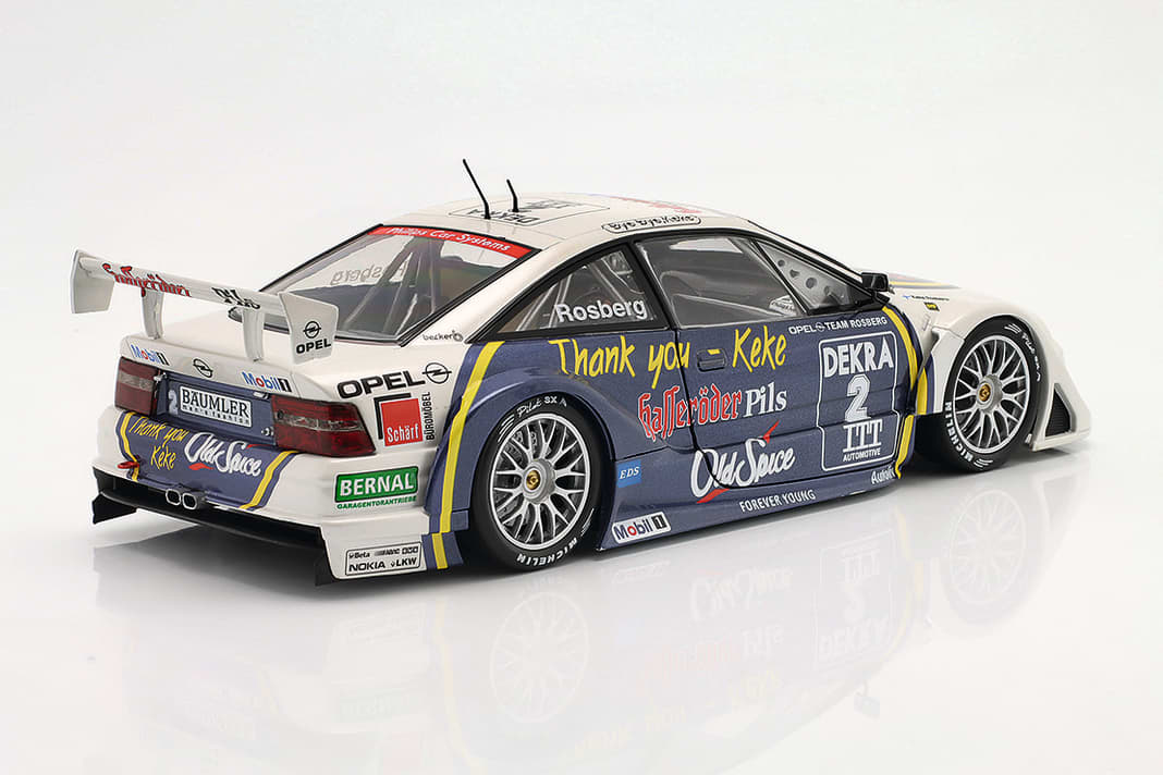 Vor knapp 30 Jahren debütierte der Opel Calibra in der DTM. Werk83 bringt den Boliden in den Rennversionen von 1995/96.