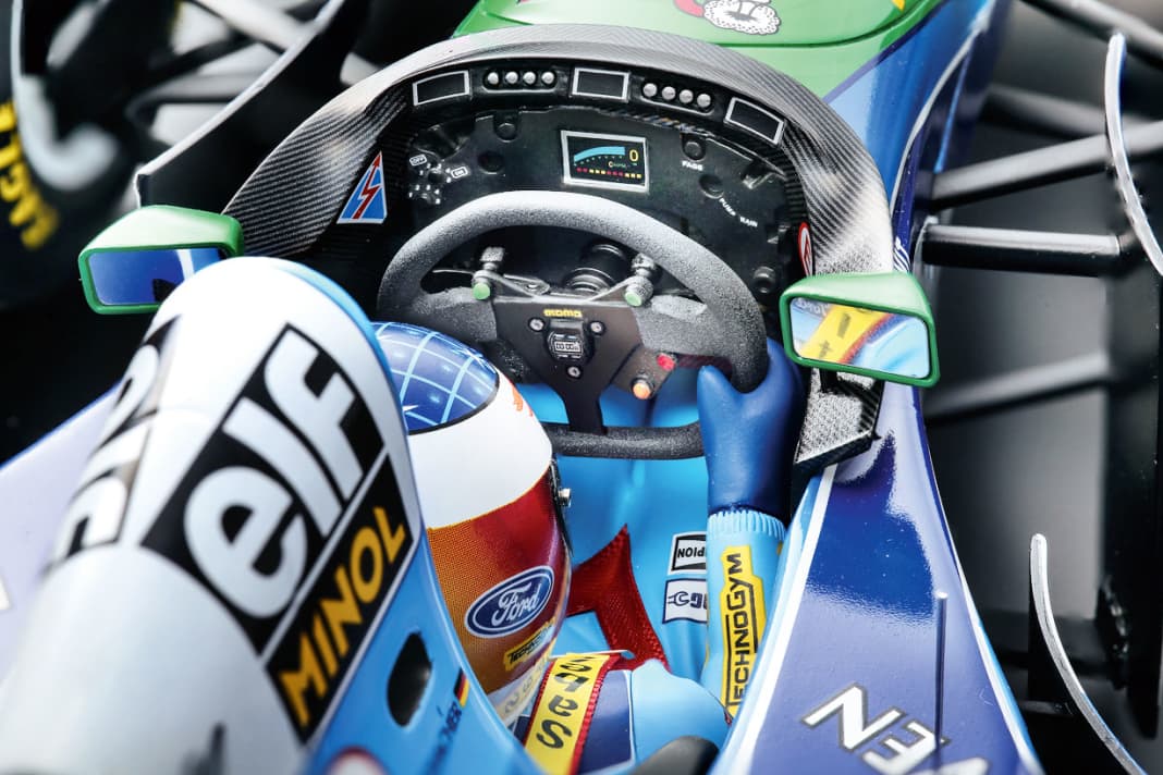 Beim 1:8-Benetton setzt Minichamps für die Dekoration auf Decals und erzielt damit im Bereich des B194-Cockpits gelungene Ergebnisse