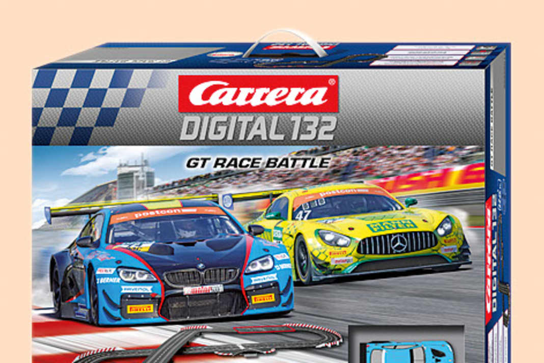 Carrera setzt beim Maßstab 1:32 auf dieses Set mit passenden FIA-Boliden von Mercedes-AMG und BMW 