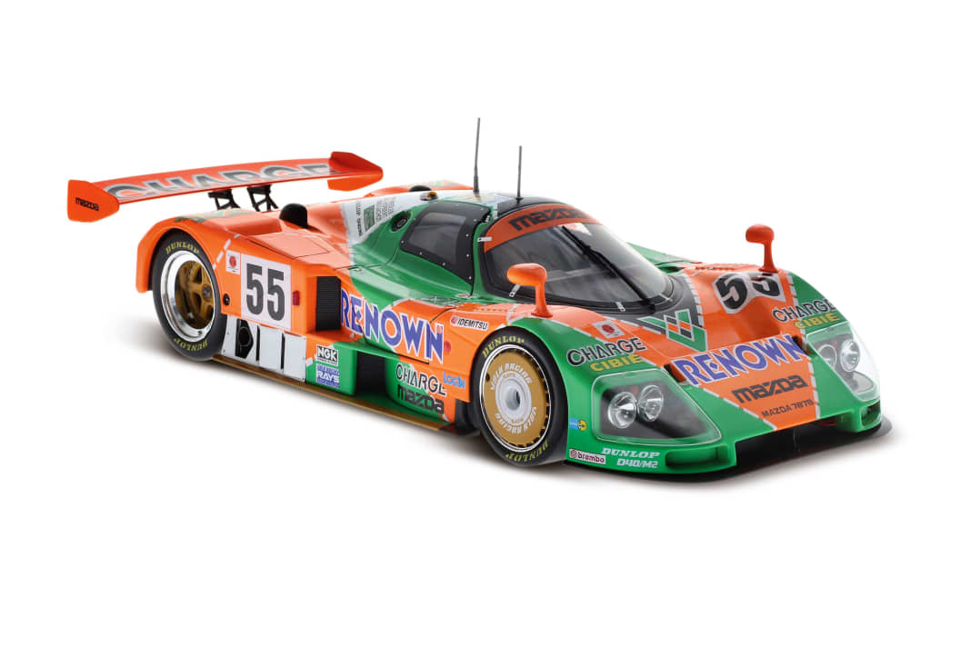 Der erste Gesamtsieg in Le Mans mit Wankelmotor macht das Original attraktiv, Dekoration und bewegliche Türen den 1:18er aus dem Hause CMR