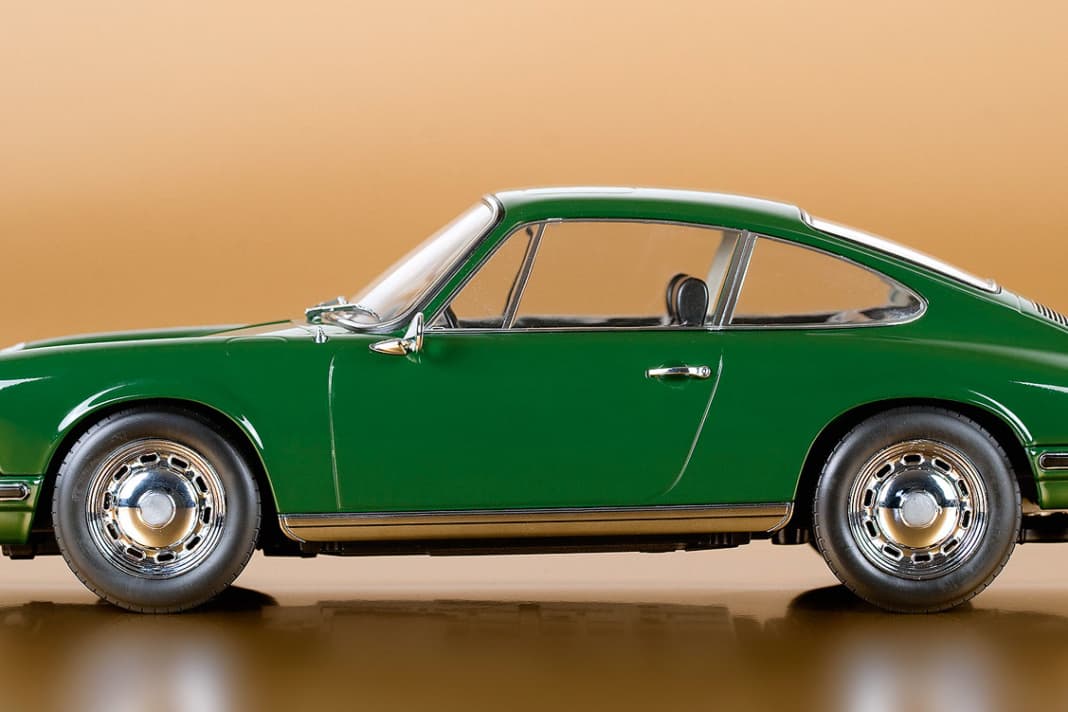 Die Top-Proportionen adeln das 1:12-Modell des Porsche 911 T von 1968 aus dem Hause Norev. Und das alles schafft der Hersteller mit nur 57 Bauteilen.