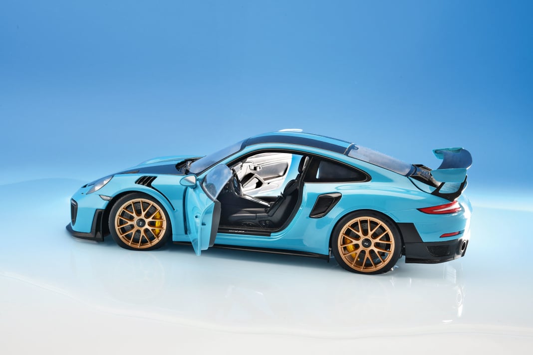 Mit dem Porsche 911 (992) GT2 RS liefert Autoart noch in diesem Jahr in 1:18 eine sehr gelungene Miamiblaupause zum heißesten Elfer