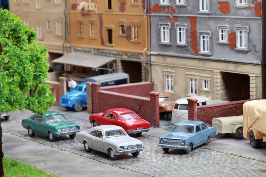Opel passen in jedes Diorama (oben). Der GT/E als Kult-Coupé mimt den Sportler