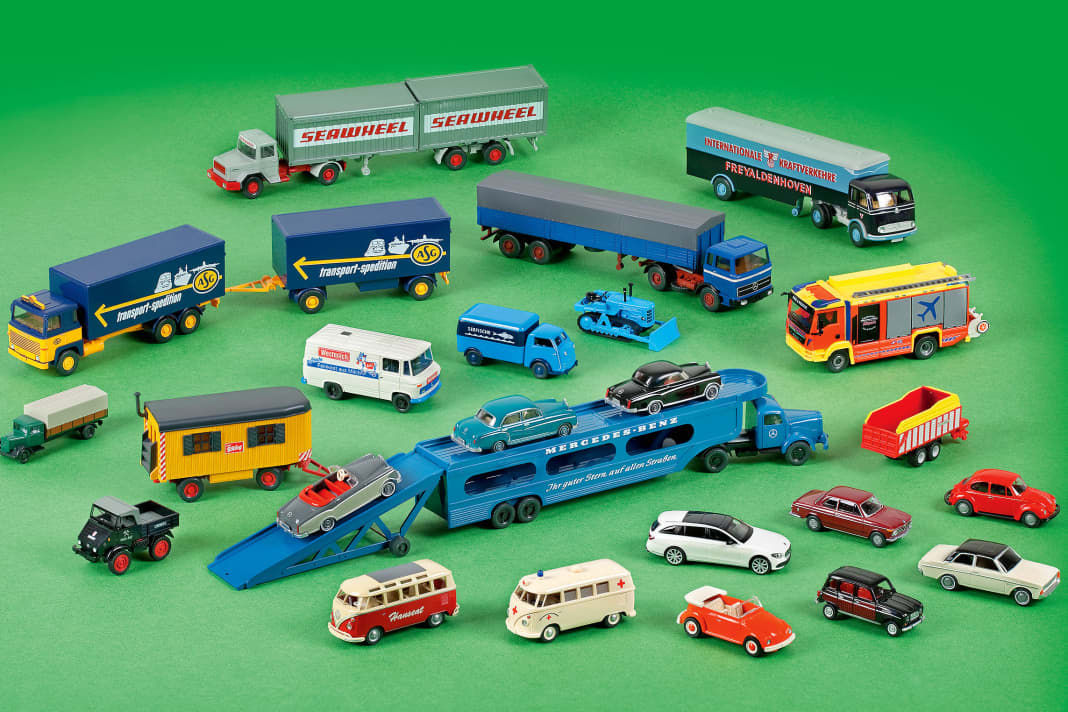 Die April-Auslieferung setzt wieder mehr auf Pkw-Vorbilder für die 1:87-Wikinger und kombiniert sie mit einem Autotransporter