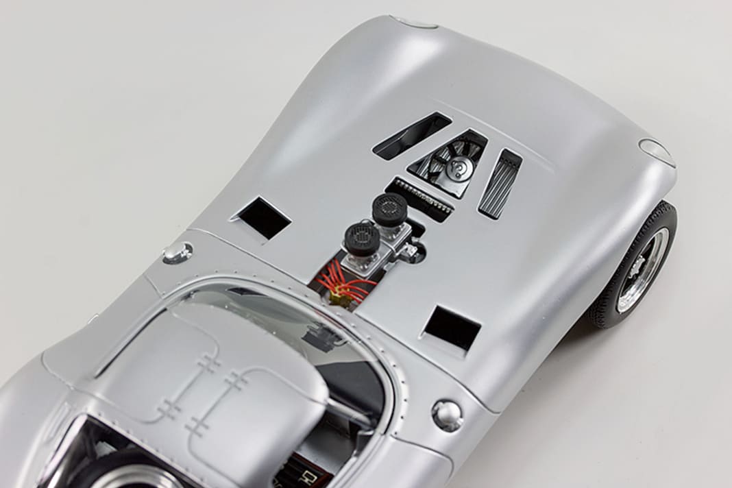 Das Resinemodell der Cheetah V8 von Replicarz in 1:18...