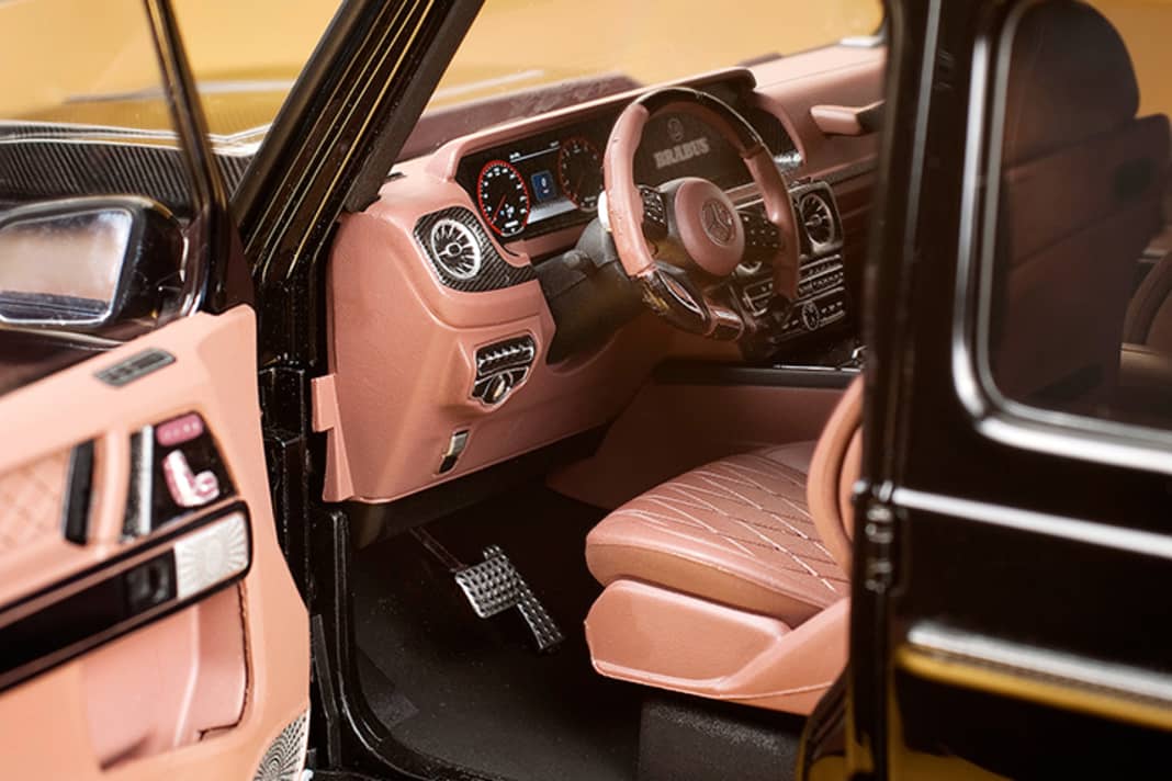 Türen und Heckklappe mit originalgetreuen Mini-Scharnieren und der Klavierlack setzen ebenso Benchmarks wie die Motordetails und das Luxusinterieur