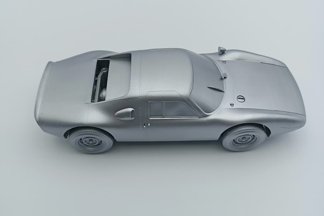 Der silbern lackierte Porsche 904 GTS von CMC zeigt die gut getroffene Karosserie, mit der das 1:18- Modell im Jahr 2023 an den Start geht